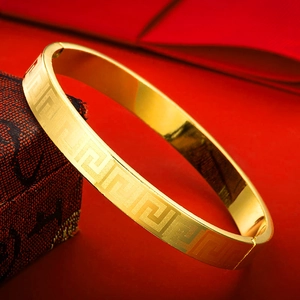 Bracelet doré avec motif de méandre grec et fermoir, vue rapprochée à 45 degrés