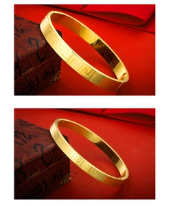 Détail d'un bracelet doré avec gravure grecque sur un fond en soie rouge élégante