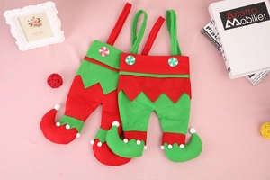 Sacchetti regalo di Natale a forma di pantaloni da elfo rossi e verdi su base rosa