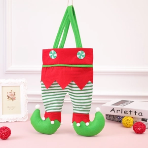 Dettaglio del sacchetto regalo elfo di Natale in feltro con decoro da scrivania