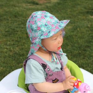 Toddler sun hat with neck protection, green frog print and breathable quick-dry fabric