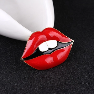 Broche lèvres rouges tendance avec bordure dorée et dents blanches sur fond noir