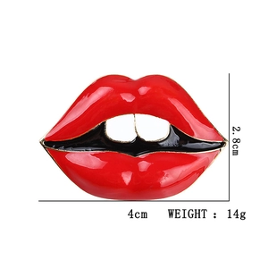 Broche lèvres rouges tendance en alliage émaillé mesurant 4cm par 2,8cm pour accessoires femme
