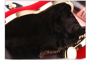 Innenansicht der herzförmigen roten Samt-Abendtasche mit Goldkette und schwarzem Futter