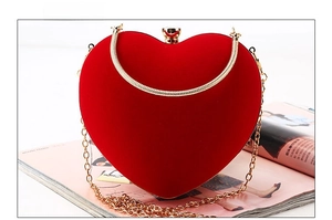 Rückansicht der herzförmigen roten Samt-Abendtasche mit goldener Kette