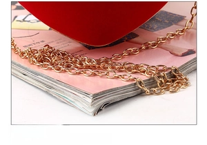 Detailaufnahme der herzförmigen Abendtasche aus Wildleder mit hochwertiger Goldkette