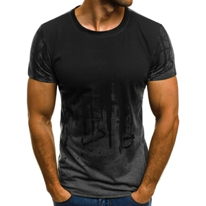 Détail d'un t-shirt homme cintré avec dégradé de couleurs et imprimé artistique moderne