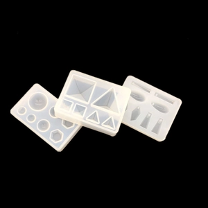 Detalle de moldes de silicona translúcida para resina en formas de pirámide y geometría