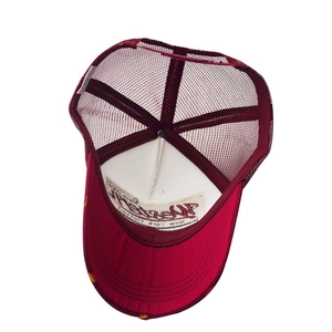Détails de l'intérieur d'une casquette trucker bordeaux avec maille et attache réglable