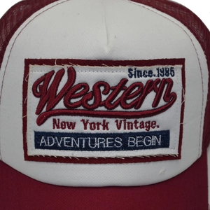 Casquette trucker vintage rouge et blanc avec broderie Western sur le panneau avant