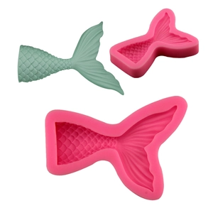 Vue détaillée du moule en silicone queue de sirène avec échantillon de fondant texturé