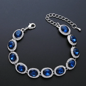Silbernes Brautarmband mit ovalen blauen Steinen und funkelnden Kristall-Details