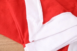 Nahaufnahme der rot-weißen Weihnachtstischdecke aus hochwertigem Filzmaterial