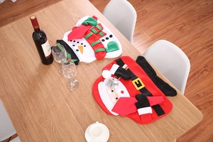 Détail de sets de table de Noël avec porte-couverts Père Noël et Bonhomme de neige