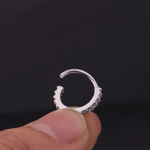 Dettaglio di un anello d'argento con zirconi micro-pave per piercing naso o cartilagine
