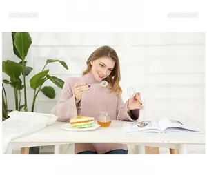 Détail d'une cuillère à miel en verre certifiée LFGB et FDA pour la sécurité alimentaire