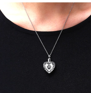 Pendentif cœur pour cendres d'animaux en argent avec empreinte de patte noire sur chaîne