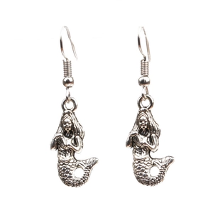 Dettaglio orecchini a pendente sirena in argento vintage con texture a scaglie