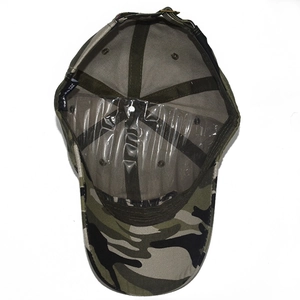 Détail de l'intérieur de la casquette de baseball camouflage avec boucle en métal