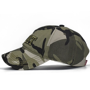 Vue détaillée de la casquette camouflage montrant l'étiquette rouge et la broderie en 3D