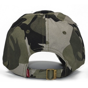 Détail de la casquette camouflage montrant la boucle en métal bronze et le logo dos