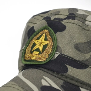 Nahaufnahme des gestickten Sternabzeichens auf einer Camouflage Military Cap aus Canvas