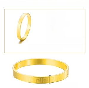 Vue détaillée de bracelets en cuivre plaqué or avec motifs de méandres grecs et diverses largeurs