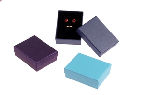 Three-color kraft paper jewelry gift boxes with elegant lids and soft black foam padding