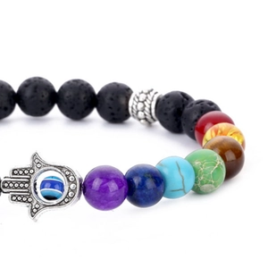 Bracciale chakra in pietra lavica con mano di Fatima e occhio blu su sfondo bianco