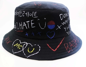 Graffiti print black bucket hat with streetwear slogans for sun protection and style