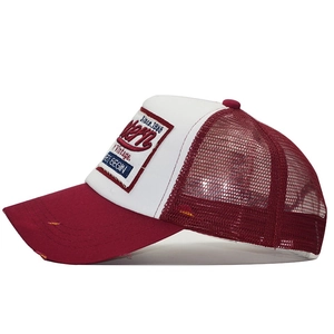 Vue détaillée de la casquette trucker vintage avec broderie 3D et bord usé