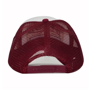 Détail de la casquette trucker rouge avec fermeture snapback réglable sur fond blanc
