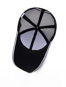 Vue intérieure de la casquette de baseball en mesh noir avec passepoil et étiquette coton
