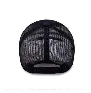 Détail arrière d'une casquette de camionneur noire avec fermeture réglable en plastique