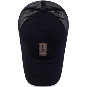 Casquette trucker noire respirante en mesh avec écusson logo en cuir marron chic