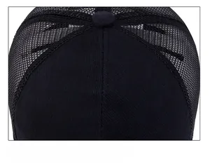 Détail des coutures renforcées et du tissu en maille respirante d'une casquette noire