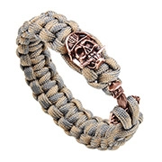 Detailansicht eines Paracord-Survival-Armbands in Grau und Beige mit Bronze-Totenkopf-Verschluss