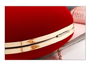 Nahaufnahme der roten Samt-Abendtasche in Rot mit goldenem Metallrahmen und Klappverschluss