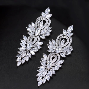 Détails de boucles d'oreilles en argent en forme de feuille avec zircons marquise brillants