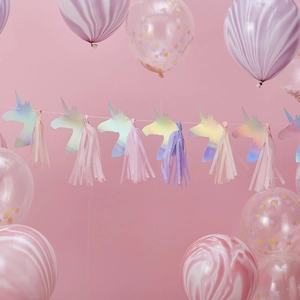 Bannière licorne irisée avec glands en papier rose et violet pour décoration de fête
