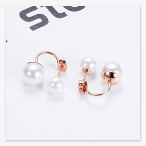 Detail of 10mm double pearl U-shaped earrings in rose gold finish with glossy texture