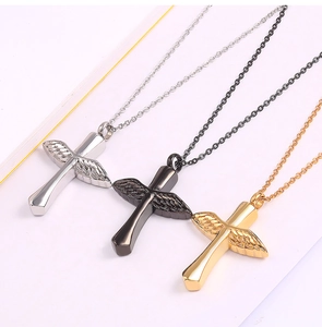 Polierte Ascheanhänger aus Edelstahl mit Kreuz und Flügeln in Gold, Silber und Schwarz