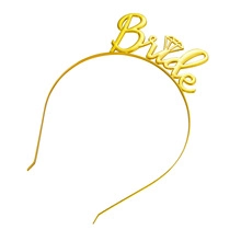 Détail du serre-tête de mariée doré avec inscription Bride cursive et point diamant