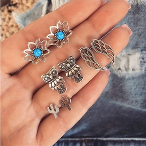 Vue détaillée des boucles d'oreilles en argent vintage avec lotus turquoise et hibou