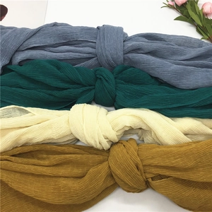 Sciarpe stropicciate in cotone e lino da donna nei colori blu, verde, beige e giallo