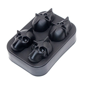 Detalle del molde de silicona negra para hielo con 4 cavidades y formas de calavera