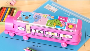 Trousse à crayons bus rose à double couche de 23,5 cm sur un bureau en bois