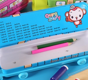 Détail intérieur du plumier bleu en forme de train avec table de multiplication imprimée
