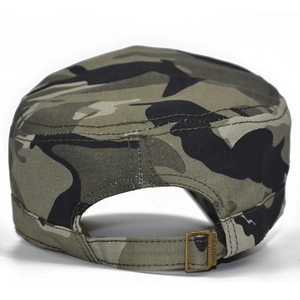 Detailansicht der Camouflage-Mütze mit verstellbarem Riemen und robuster Metallschnalle