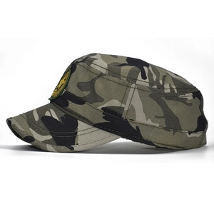 Seitenansicht einer robusten Baumwoll-Camouflage-Kappe mit besticktem Sternenabzeichen